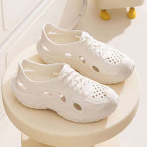 Aqrau 【ส่วนลด50%】รองเท้าแตะผู้หญิงหนาด้านล่างฤดูร้อน 2025 ใหม่สไตล์พ่อหลุมเจาะน้ำกันน้ำเดินป่ารองเท้าชายหาดกันลื่นรองเท้าแตะบนรองเท้า