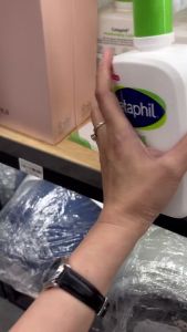 Sữa Dưỡng Ẩm Toàn Thân Cetaphil Moisturizing Lotion Body & Face - Chỉ cần thoa sữa dưỡng thể cetaphil moisturizing nhẹ nhàng là kem đã trải đều lên da cũng không bị đọng kem thành lớp trên các ngón tay lúc thoa như một số dạng kem đặc khác.