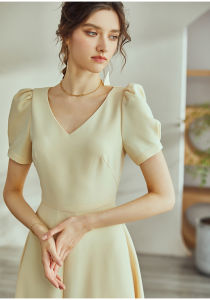 Đầm dáng xếp xòe cổ tim tay ngắn phồng màu kem