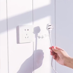ตะขอเก็บของติดผนังแบบใสมัลติฟังก์ชันที่แขวนแบบมีกาวในตัวปลั๊กไฟสาย USB สําหรับบ้านสํานักงาน