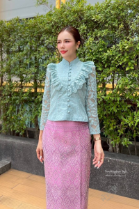 เสื้อลูกไม้อิตาลี่ คอจีน แต่งระบายหน้า เข้ารูป ทรงสวย เป๊ะมาก!! แมชใส่กับผ้าถุง ไปงานบวช งานบุญ ลุคแม่ออกต้องเข้าแล้ววว