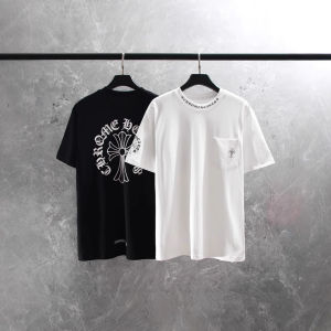 เสื้อยืดแขนสั้นเทรนด์ใหม่สไตล์อเมริกันของ Chrome Hearts พร้อมลายพิมพ์ไม้กางเขนและสันสกฤตที่คอเสื้อ