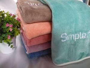 ผ้าเช็ดตัว ผ้าขนหนู ขนเป็ดจากเส้นใยไมโครไฟเบอร์ ลายปักตัวอักษร รุ่นหนา 300 กรัม ขนาด 140 ซม. X 70 ซม. เส้นใยมีความละเอียด ผ้านุ่ม อ่อนโยนต่อผิว ไม่เกิดอาการแพ้ ลดการสะสมของไรฝุ่น แห้งไวไม่มีกลิ่นอับ