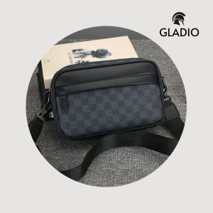 GLADIO Tas Selempang Pria Ageru GLD016B5 Sling Bag Terbaru Hitam Kulit Motif Kasual Branded Kekinian