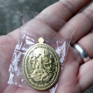 หลวงพ่อพัฒน์ วัดห้วยด้วน. เหรียญรุ่นชัยชนะเนื้อทองประธาน รับประกันพระแท้ตลอดชีพ
