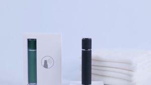 Bình xịt nước hoacầm tay có thể đổ thêm nước hoa làm từ da thật dung tích 12ml có nắp từ tính và 3 dụng cụ để đổ thêm nước hoa thiết kế sang trọng phù hợp cho du lịch dành cho cả nam và nữ (màu đen).