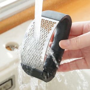 Alat Penghancur / Pengerus Bawang Putih Stainless Steel dengan Ganggang Hitam