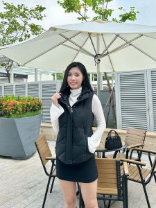 [Voucher 15% MOV 199K cap 100K Áo khoác phao gile HeraDG dáng ngắn thiết kế có mũ phối nỉ trần bông 3 lớp siêu ấm siêu nhẹ WJKBD4021