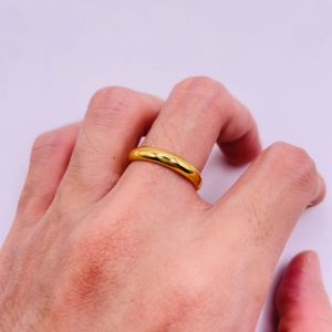 Nhẫn tròn trơn màu vàng chất liệu bằng titan bền đẹp có dập kí hiệu đủ size cho nam và nữ trangsucmoiluatuoi.RIN