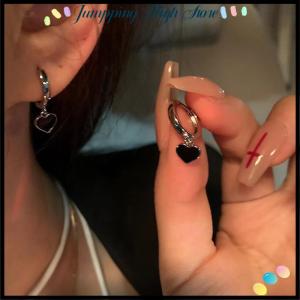 【Jumpping】 ต่างหูแฟชั่นทรงเรขาคณิตรูปหัวใจสีดำย้อนยุคสำหรับผู้หญิงเครื่องประดับต่างหูห่วงหัวใจกลวงแฟชั่นเครื่องประดับ