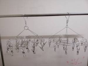 มิตรไม้หนีบสแตนเลส 20 หนีบ เส้นหนา 3 mm และเส้นผ่าน 8 cm ทรงกลม สูง 29 cm