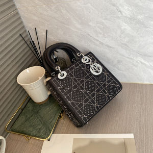 DiamondPrincess Diana handbag a small tote bag that can be carried by hand or worn crossbody 2026 New banquet bag diamond-patterned fashionable and sparkling – a women’s bag