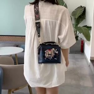 Túi xách nữ được lựa chọn cẩn thận: Túi bác sĩ hoạt hình thời thượng mới túi đeo vai cầm tay túi nhỏ đeo chéo dây đeo rộng đa năng phiên bản Hàn Quốc.