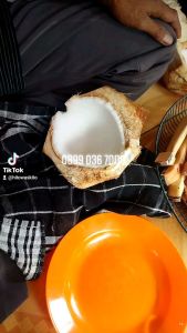 Serutan Buah Kelapa Muda: Manfaat dan Cara Menggunakannya