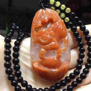 A natural red rabbit fur lucky pig pendant with exquisite carving. The color is bright the rabbit fur is vivid the crystal is transparent and the craftsmanship is superb. It brings wealth and good fortune!