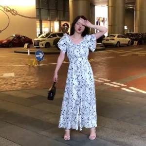 SNUG ชุดจั๊มพ์ลายดอกไม้เรียบง่ายสไตล์เกาหลีฤดูร้อนปี 2025 ใหม่ แบบเปิดไหล่ ทรงเข้ารูป เซ็กซี่ หลวม โปร่งใส