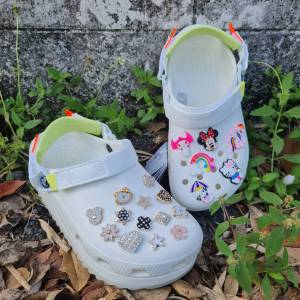 Crocs Hiker Ikat //Buy 1pair Get free 4 Jibbitzs=100฿ Order 1 pair and get 4 shoe charms free=100฿// Womens big toe shoes Hiker Clog newest color extremely beautiful and outstanding.