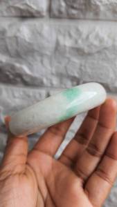 ๋J214กำไลหยกพม่าเนื้อแข็งสีขาวแต้มเขียวเนื้อเทียน