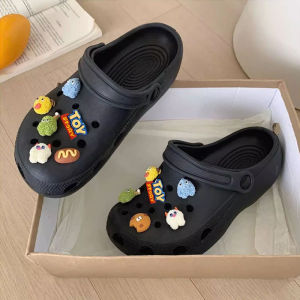 SQShop สวยฉ่ำมาก รองเท้าแตะหัวโตแฟชั่นรูปทรงสวยใส่แล้วเก็บรูปเท้า มีรูระบายอากาศอย่างดี ดีเทลน่ารักสดใสใส่แล้วดูน่ารักสุดๆไปเลยสาวๆต้องมีนะคะ