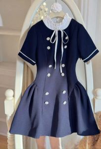 Váy xoè ngắn chiết eo phối cổ bèo trắng có nơ buộc đính cúc đá NEWFASHION99