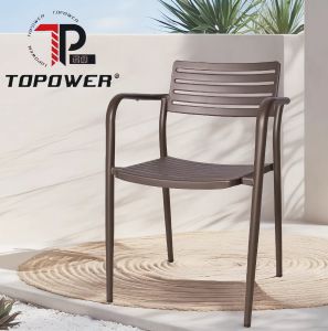 Kursi logam luar dapat diletakkan di dapur ruang makan kafe kedai minum teras