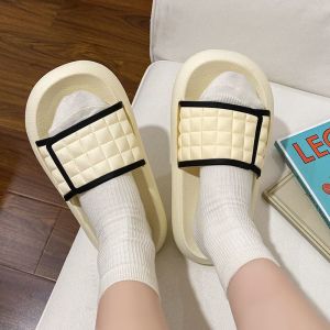 YaKo ใหม่มากกก🚩 รองเท้าแตะสวม ดีไซน์มินิมอล 👁🗨 แต่งลายตารางนูนน่ารักกรุบกริบ เรียบหรูดูแพง ในราคาสบายกระเป๋า