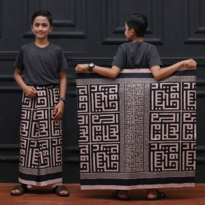 SARUNG BATIK SANTRI PRIA DEWASA TERBARU MOTIF KUFI HURUF HIJAIYAH KATUN HALUS ADEM NYAMAN KEKINIAN