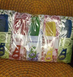 vania souvenir..sisir lubang tiga mini kemasan plastik alas kertas isi 100 pcs souvenir pernikahan unik dan lucu