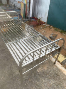 Giường bệnh Nhân Có Tay Quay Nâng Hạ Và 2 Thanh Chắn - Hàng Nhập Khẩu Loại 1