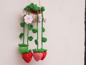 CHẬU HOA DÂU TÂY BẰNG LEN TREO - DECOL- TRANG TRÍ