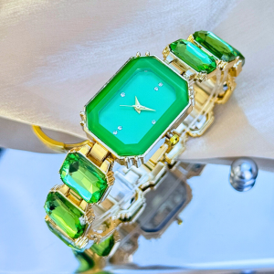 Jam Tangan Wanita Eksklusif Dengan Rantai Kristal Gelang Glamor dan Keanggunan Pilihan Mewah