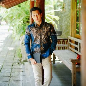 BATIK ARKANZA Motif Nareswara Navy Kemeja Batik Pria Lengan Panjang Slimfit Premium Bahan Katun Lapis Furing