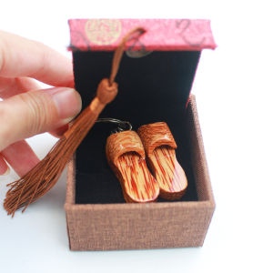 Móc Khóa Guốc Gỗ Dừa Thủ Công Vintage Kèm Hộp Quà Vải Gấm