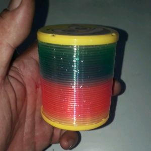 Một cái cầu vòng lò xo có đèn Led nhiều màu sắc loại 60mm bằng nhựa rất đẹp