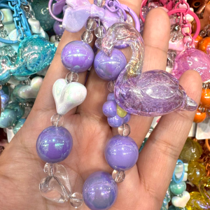 สายคล้องมือถือลูกปัดน่ารัก พวงกุญแจห้อยกระเป๋า สายคล้องแบบคลิปหนีบมือถือกระจกตั้งได้ คละแบบ ตะขอเกี่ยวง่าย ความยาว 10 - 14 ซม. ขึ้นอยู่กับตามแบบ