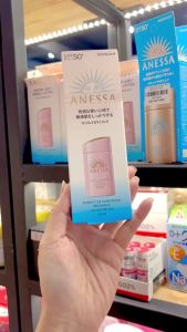 Sữa Chống Nắng Anessa Dưỡng Da 60ml - Có khả năng chống nắng và bụi mịn dịu nhẹ với thành phần 5 không (không cồn không màu không mùi không paraben không dầu khoáng) hoàn toàn dịu nhẹ cho làn da nhạy cảm và da trẻ em từ 1 tuổi trở lên.
