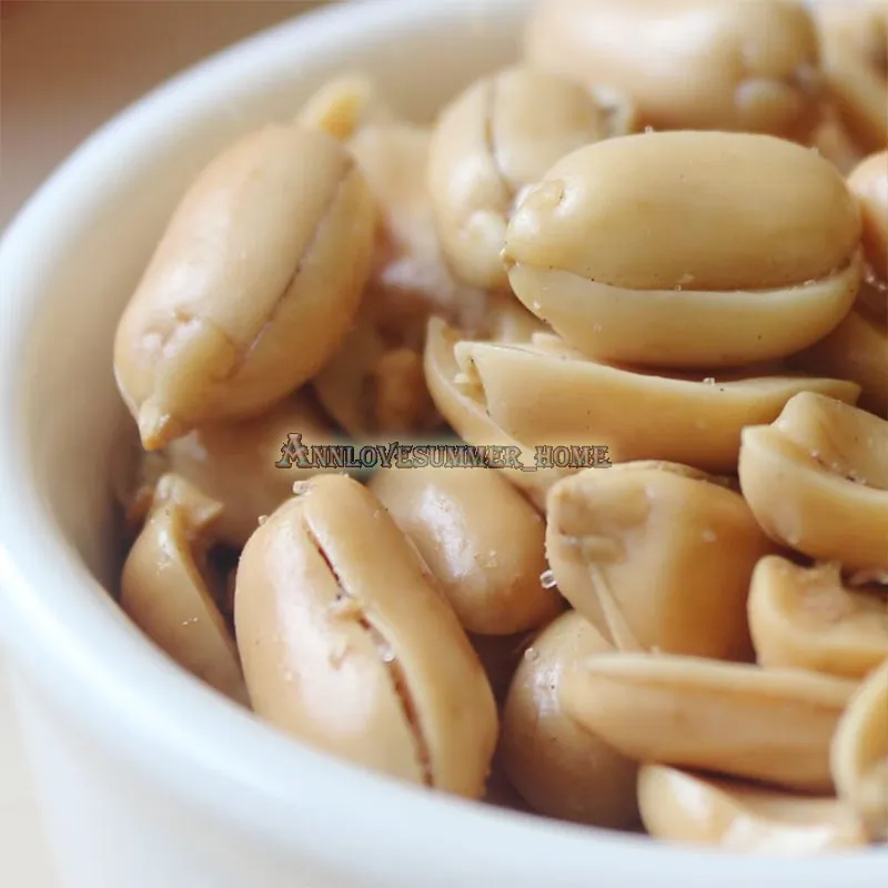 Qiz tort oyoqqa turdi va qinini yoydi Seksi Yana Glushchenko