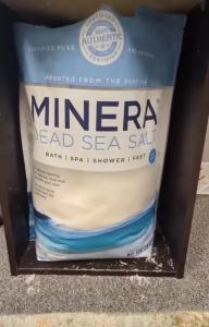 Muối biển Minera Fine Grain Dead Sea dùng để tắm và ngâm chân – 5 lbs tan nhanh 100% tinh khiết và tự nhiên không mùi làm mềm da.
