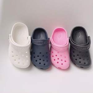 [TẶNG 12 STICKER] - Dép sục Cross Classic cho bé trai bé gái trẻ em Cros nhiều màu HannaKids giày xục Croc Clog Kid nam nữ xuất khẩu tặng Sticker - Thế Giới Cross