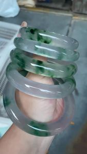Emerald-colored high-quality ice-flowered round bangle ice-flowered spring-colored old mine jade beauty bracelet precious jade bracelet