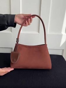 Túi kẹp nách da lộn nữ cao cấp độc đáo mẫu mới thu đông thời trang sành điệu dễ phối đồ túi tote xách tay công sở.