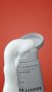 Kem tạo lọn và sóng xoăn mềm mượt OSiS Bounty Balm 150ml - là giải pháp hoàn hảo để định hình những lọn sóng bồng bềnh mà vẫn giữ được độ mềm mại bóng mượt tự nhiên