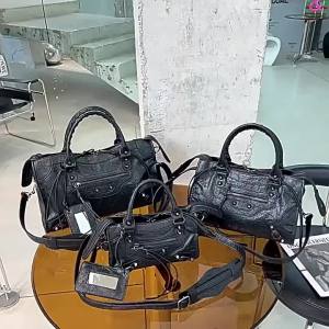 Túi biker đinh tán Paris ins Túi xách tay đeo vai đeo chéo phong cách hot girl đính đinh tán retro sành điệu mang lại vẻ sang trọng.