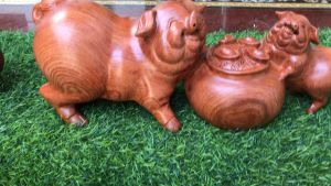 Tượng heo đôi phong thủy chồm hũ vàng thích hợp deco trang trí nhà cửavăn phòngcông ty quà tặng tân gia . kt 40/15/12 và 50/18/17