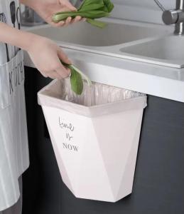Corner Hanging Bin ถังขยะแขวนมุมจัดเก็บเศษขยะ ตัวช่วยในการจัดการกับปัญหาไม่มีที่ทิ้งขยะ เป็นถังขยะแขวนบนมุมตู้ในห้องครัวประตูตู้เก็บของ