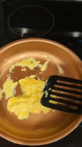 Copper pan non-stick copper pan non-toxic suitable for frying eggs and making omelets can be used on induction cooktops and all types of stoves copper cookware.