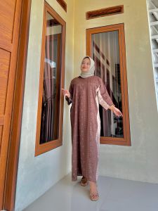 Gamis Elegan Motif Grafis Lengan 3/4 dengan Aksen Zaitun/Persik