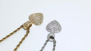 AE European and American niche gold-plated heart-shaped collarbone chain metal hip-hop accessory sweater chain womens pendant necklace