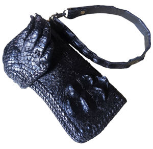 กระเป๋าทรงยาวนิ้วเท้าจระเข้ มาพร้อมกับสายข้อมือ มีโหนกเด่นๆ