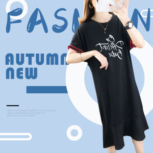 QXshop ชุดเดรสคอกลมแขนสั้น แต่งลายริ้วๆ ตรงแขนเสื้อกับขอบผ้า สกรีนตัวอักษร ดีเทลดีฟุดๆ เนื้อผ้านิ่นสวมใส่สบายไม่หนาไม่ร้อน